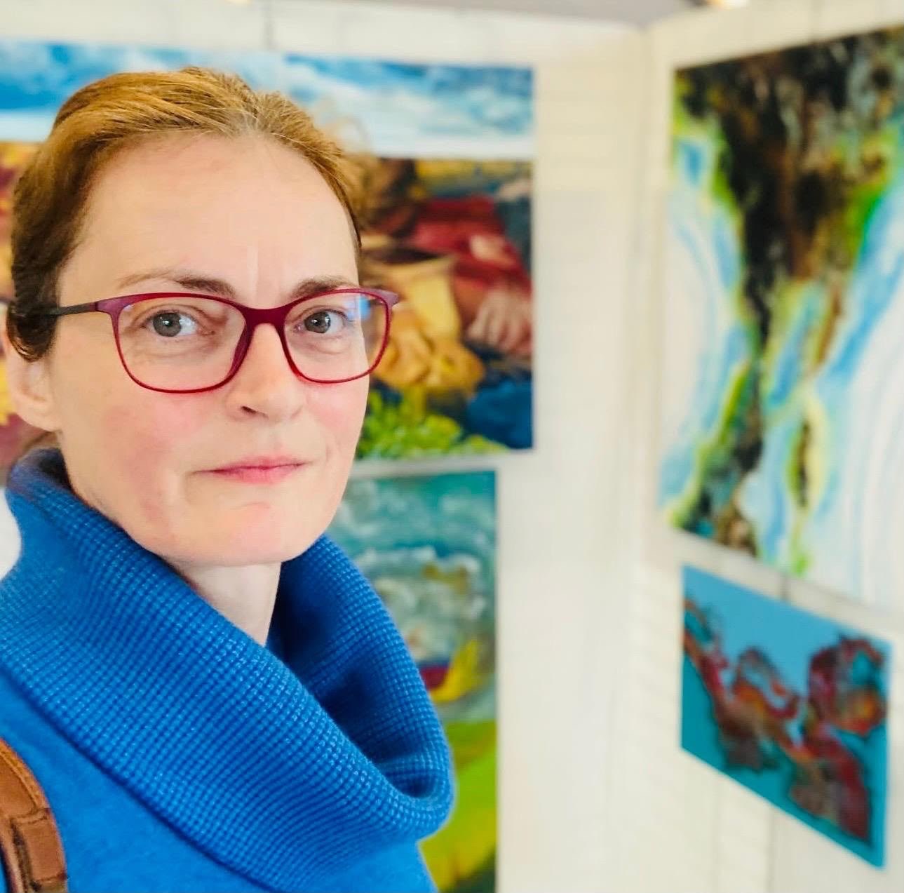 Pr. Nicoleta Flotté, co-animatrice du Café Philo, devant ses œuvres
